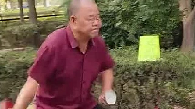 大爷在公园里玩陀螺，竟能让陀螺“走钢丝后还能停在托盘上