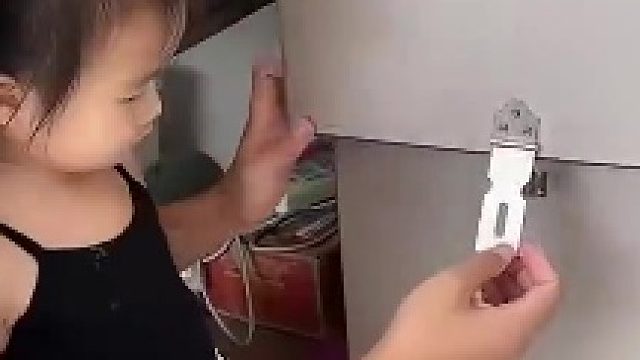 一天只能吃一个雪糕，老爸给冰箱上锁，只能骗一骗幼儿园没毕业的  ​