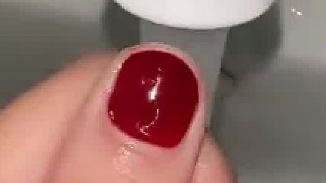 女生实测温变酒红美甲
