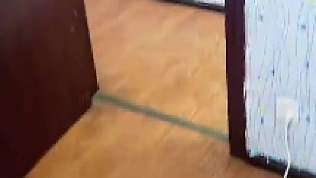 出租屋墙面被前租客画满画，房东想用墙纸遮盖却盖不住