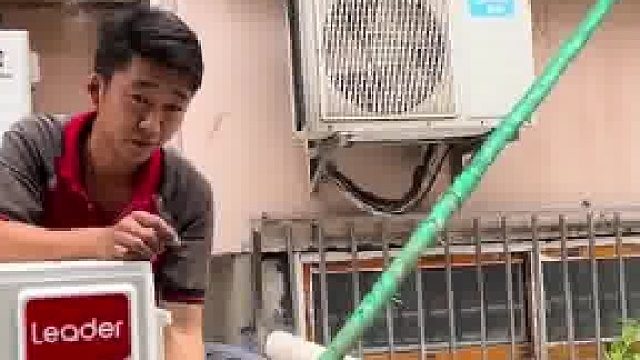 男子安装空调时，故意遭旁边老人刁难，男子：94岁的独居老人我怕摊上事，忍不住也要忍啊