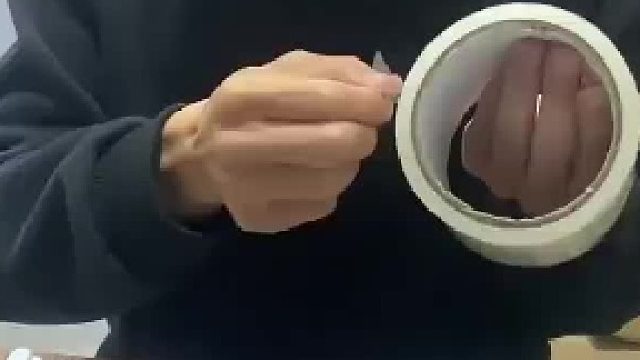 专业啊，喷水那几下把周围浮尘搞掉。我贴的时候明明很干净了，但是还会有小毛毛，就是空气里面的  ​