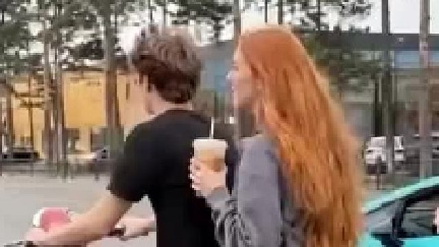 俄罗斯：美女霸气回怼男子炫富的捉弄