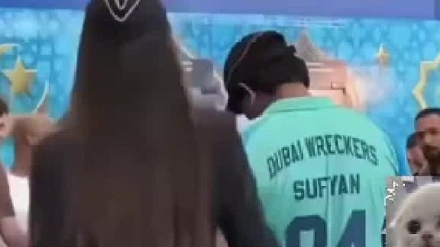 美丽的空姐在候机厅待机，排队的多数男士被吸引