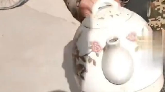 男子下乡收老物件，大爷自信拿出珍藏的“古董”茶壶，一看壶底乐了