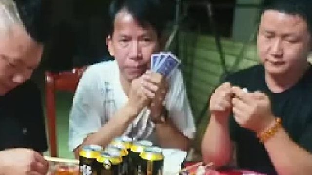 你稍等下哈。我去厨房拿美刀