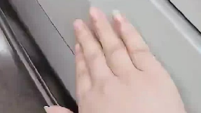 女司机被后车追尾，还没来得及拍照，就被后车给喷上了漆！网友：估计是输的最惨的一次了