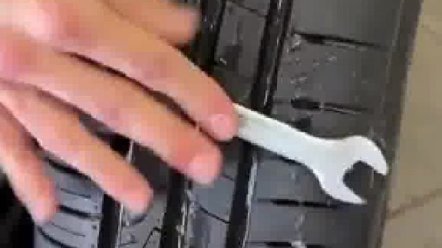外国男子对比不同款轮胎，展示选对花纹的重要性，网友：这跟卖瓷砖的一个套路