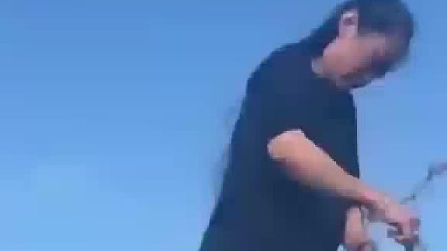 用腿夹住油锯拉动绳子准备启动机器 网友：一失手就是两片半扇人