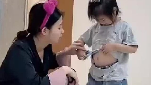 宝宝给衣服剪个大口子，90后女子拿胶带给粘在一起