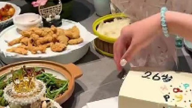 网友生日准备了撕拉片蛋糕，撕开这一页将是崭新的二十七岁