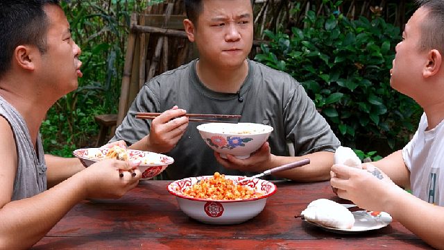 这剥壳去虾线还Q弹鲜甜的香辣虾仁酱，你更喜欢配啥主食吃。