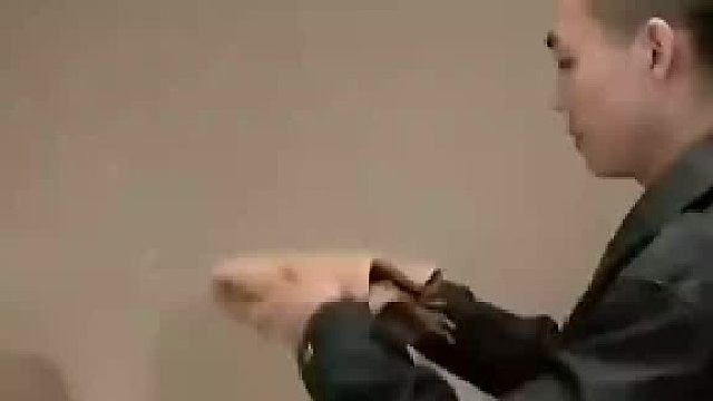 给女友捏背女友闺蜜亲了她一下男友飞来横祸就指这样