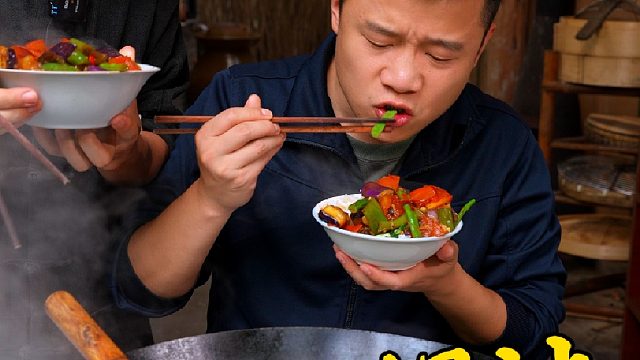 把当季的各种蔬菜一起放到锅里，一不小心做成了湖南一锅炖，吃起来比肉还香。