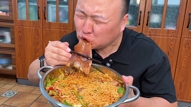 天热了，没什么胃口简单来个爽口的小凉面吧。