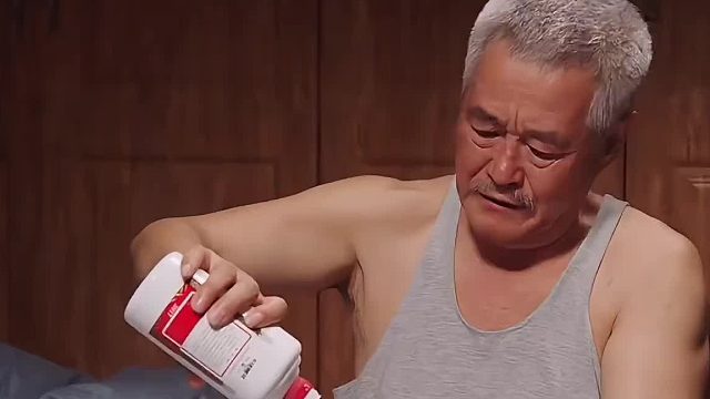 本山大叔：一直喝 小伙子：无中指的喝