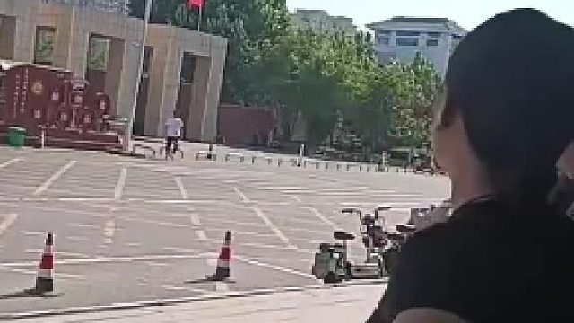 8点考高考物理 男孩8点22才到 遗憾错过了考试 目击者：有好几个家长都哭了心疼孩子 替孩子惋惜