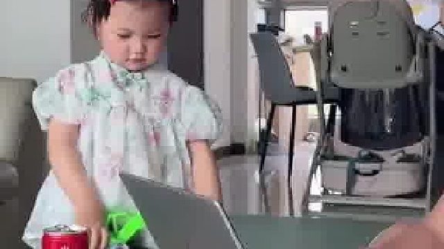 爸爸嫌女儿玩玩具太吵影响自己工作，结果女儿拎上小包转头就走