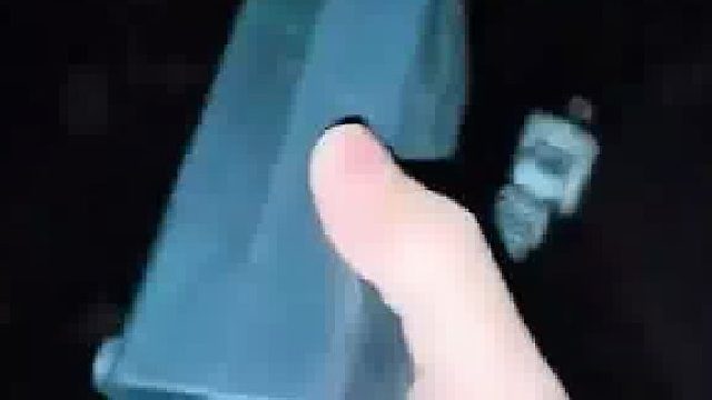 男子充电瓶车 被他人拔掉充自己车，男子直接将其充电器拔下扔掉