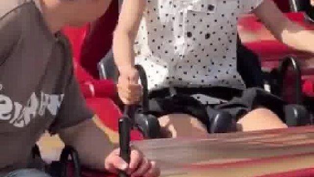 男子毕业去游乐园，体验空中飞车，结果安全扣扣肩膀了  ​