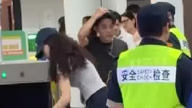 网友在深圳地铁偶遇名场面，男生过安检主动摘假发，安检大哥都笑了