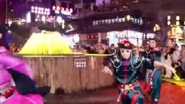 夏日古街巡游上演湘西赶尸，画风突变，游客当场抱走僵尸小姐姐