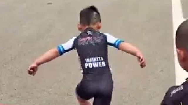 小孩哥参加轮滑速度过桩竞赛，姿势帅到