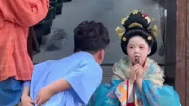 小女孩芒种出游打扮成“贵妃”，以为小男孩过来要合影结果没想到