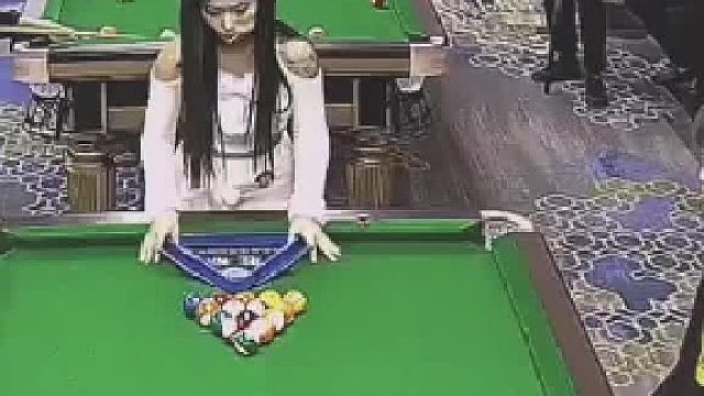 摆球时被台球击中 捂着腰蹲下缓解时 又遭到第二次打击