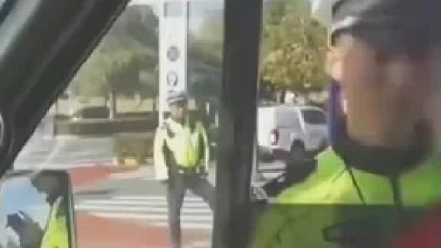 男子长相过于成熟报身价证号后交警不可置信交警_我以为报的你小孩的