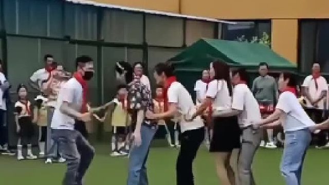 老公当老鹰，老婆当母鸡，老鹰上来就对母鸡下狠手，网友：这笑声比抓到唐僧还兴奋