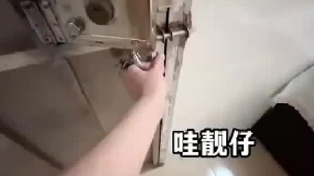 女房东带男子看房，男子进门就把门上锁了