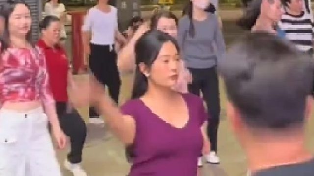 年轻人的广场舞，全是大金镯子收割机，网友：这不得迷死那些老头