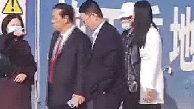人就是这样，在比你级别高的，你就得点头哈腰，除非你不想吃这碗饭