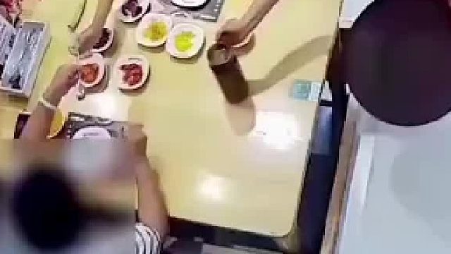 女子饭店就餐意外烫伤并要求店家赔偿，监控画面一目了然