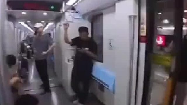 下地铁遇牵手进来，说句：一定要牵手吗，网友：牵小朋友不是很正常吗？