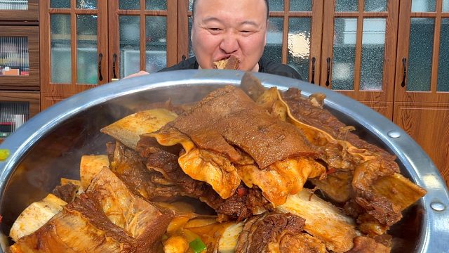 岳父送来点牛排，阿强简单做个红烧牛排
