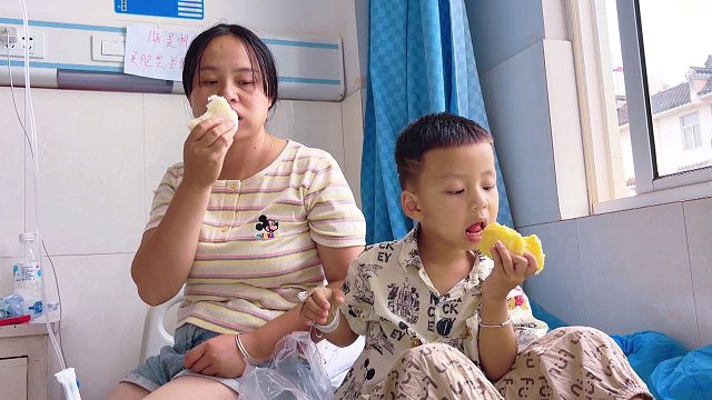 儿子生病住院，肚子饿啃馒头，看着真心疼