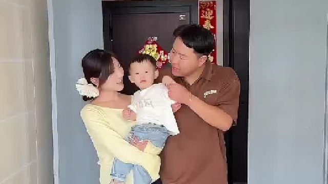 和老婆出门刚好碰见隔壁兄弟，一上来就要和我抱一下，总感觉有什么秘密瞒着我