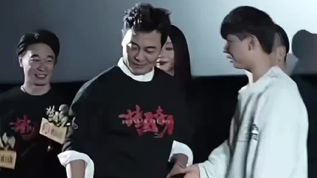 发布会上明星即兴舞刀