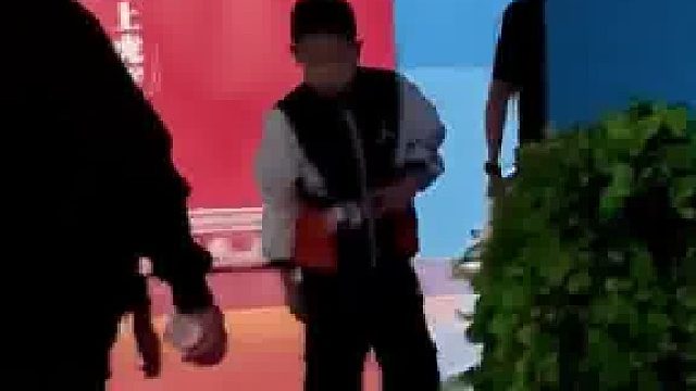 毕业去大连旅游，小男孩路过绿植被打了一下回头没看出异样，小男孩：总感觉不对劲