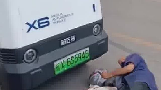 大爷躺在地上想碰瓷无人驾驶快递车，路人都看不下去：你起来车里根本没人开车