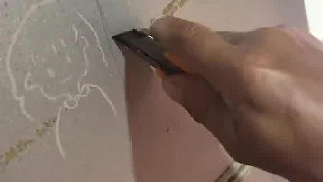 男子出院后发现旧冰箱被爸爸卖了，专门去找买家想将前女友画的娃娃抠下来