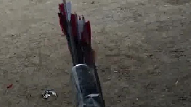 男子躲在远处射箭，诠释了什么是“暗箭难防”