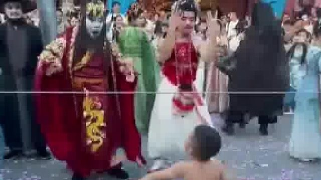 当众秀肌肉的小孩哥，将景区的“阎王爷”吓得目瞪口呆