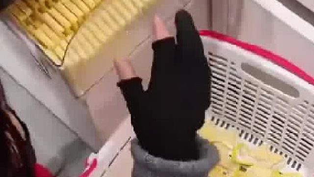 店员把货摆的整整齐齐，被说是闲的后生气地随意倒在框里  ​