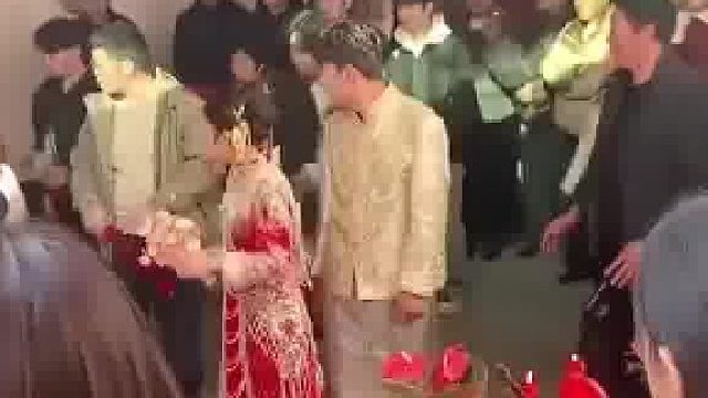 新人结婚拜堂时，新娘的盖头被人瞬间拿走，新娘惊慌不已手足无措