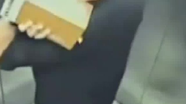 男子将酒搭在肩膀上，结果下一秒就从盒子里滑出碎了一地