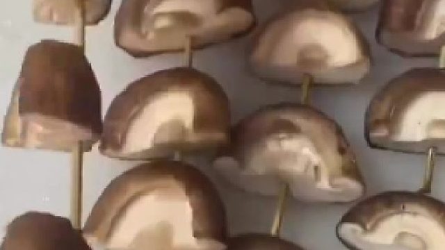 烧烤摊老板仔细清洗香菇，偶然发掘出潜力十足的新商机