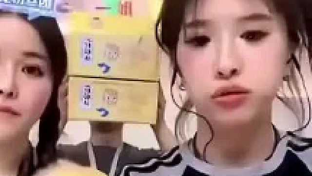 美女带货手势亮了，竟直接用尺子量，后面主播的表情亮了